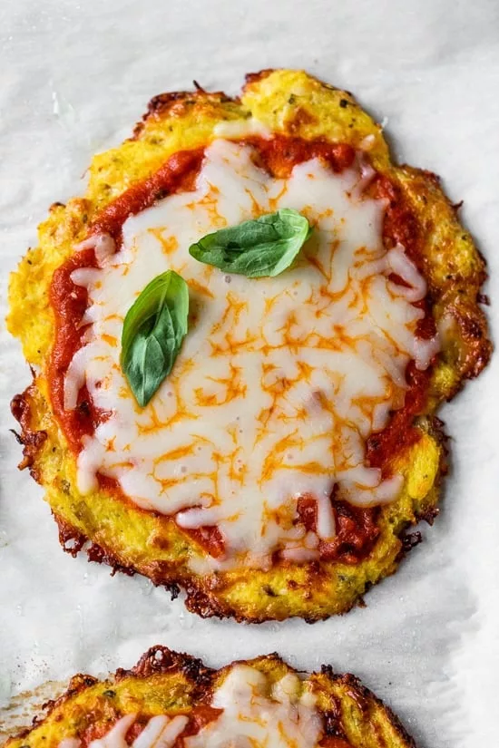 In addition to being a terrific way to get more veggies and fiber, this spaghetti squash crust is a great alternative to classic pizza made with grains. 