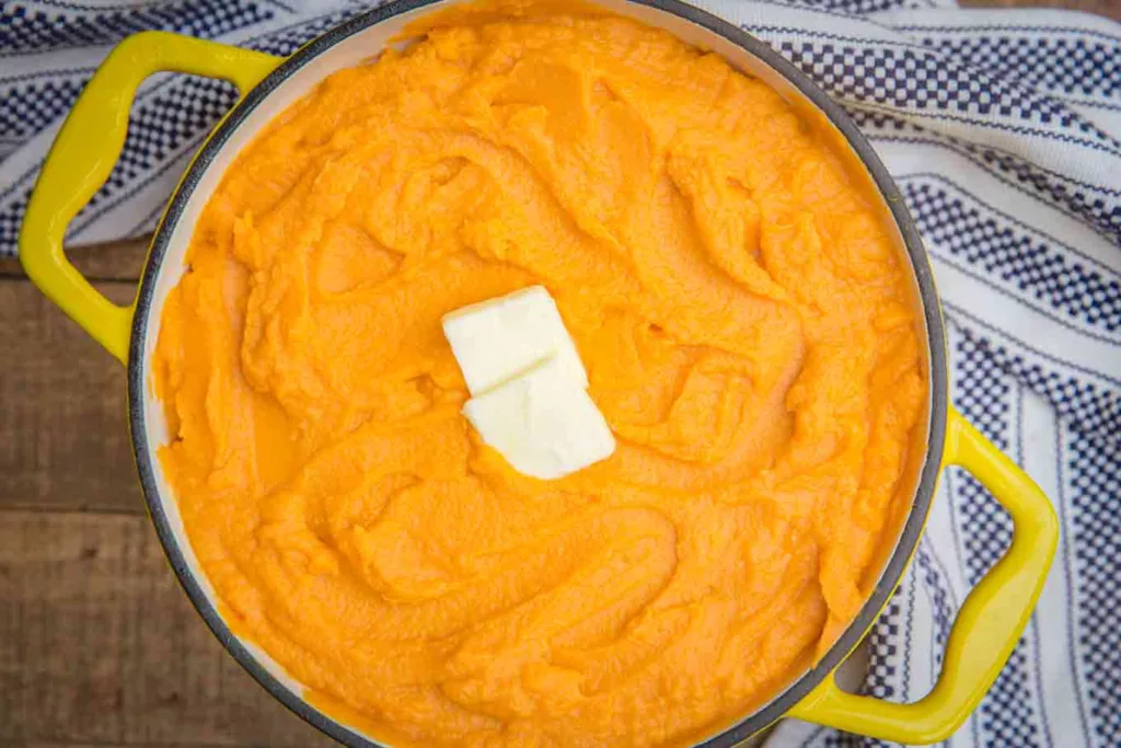 Made with just four ingredients, mashed sweet potatoes are creamy and delicious, and they can be prepared in less than 45 minutes. Ideal for the upcoming Christmas season!