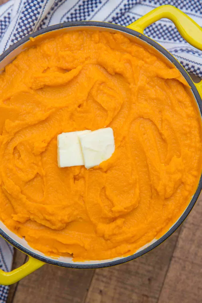 Made with just four ingredients, mashed sweet potatoes are creamy and delicious, and they can be prepared in less than 45 minutes. Ideal for the upcoming Christmas season!