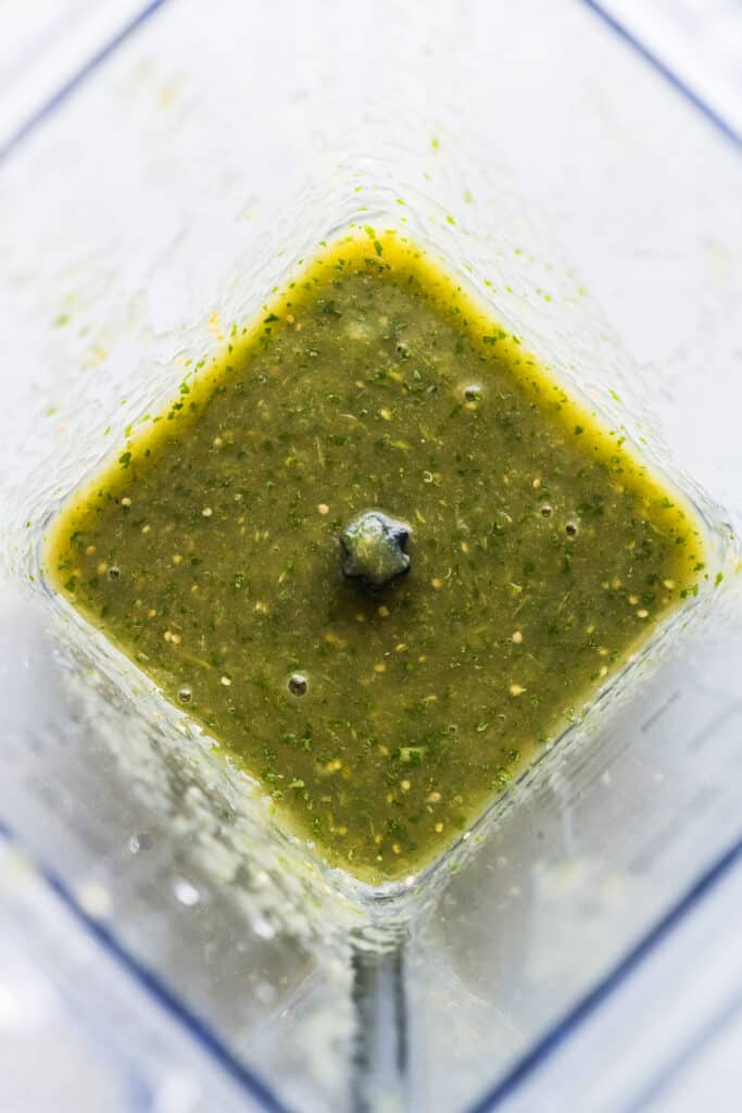 Prepare the cream sauce for salsa verde