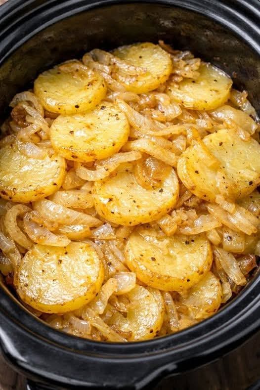 Slow Cooker Potato and Onion Bake: The Creamy, Cheesy Side Dish Youโll Make on Repeat