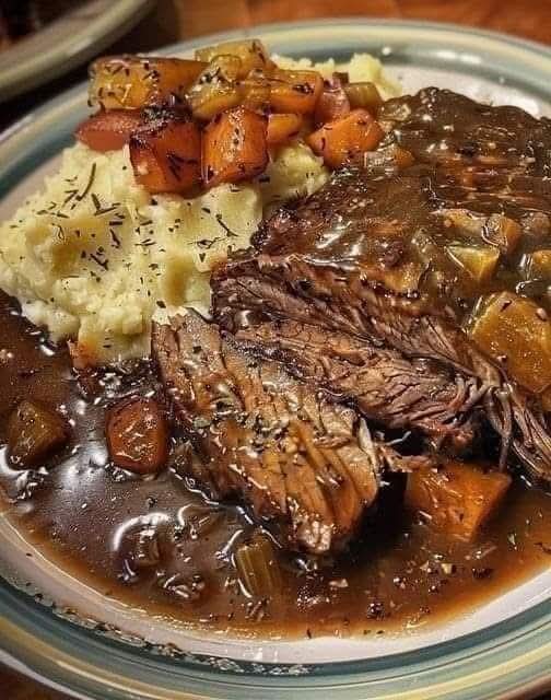 Beef and Gravy Over Mashed Potatoes – The Ultimate Comfort Food Classic
