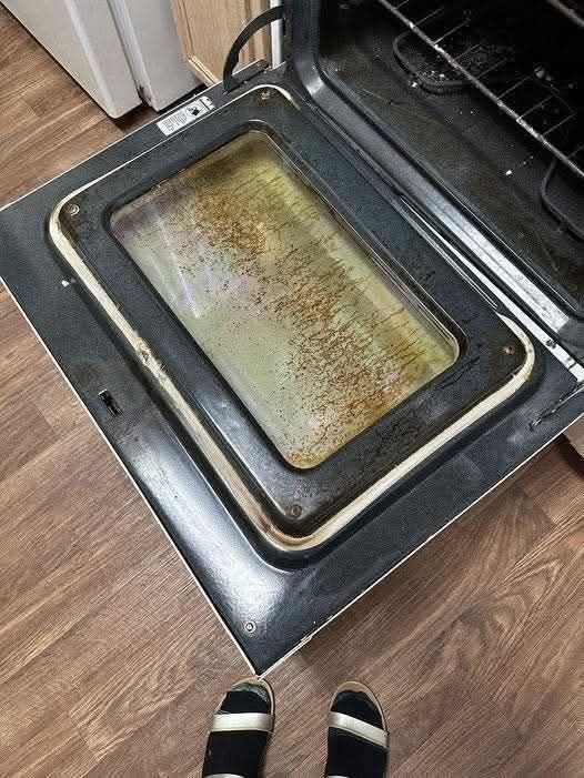 How to Remove Stubborn Brown Stains From Your Oven Door Glass (The Easy Way That Actually Works)