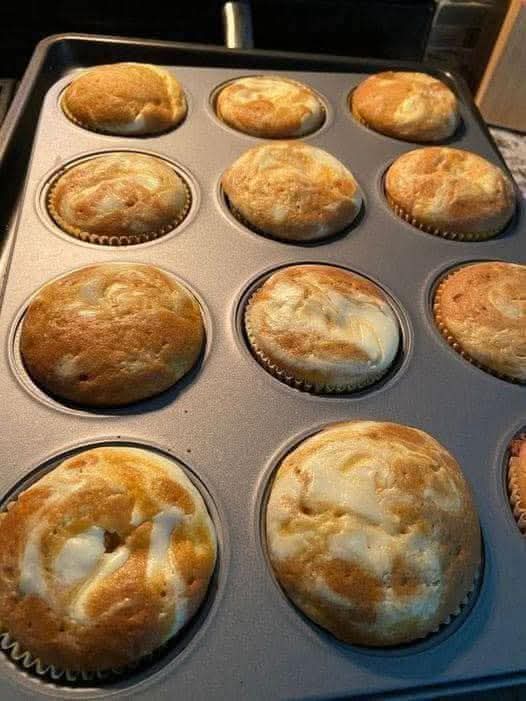 Pumpkin Cream Cheese Swirl Muffins: Bakery‑Style Fall Perfection