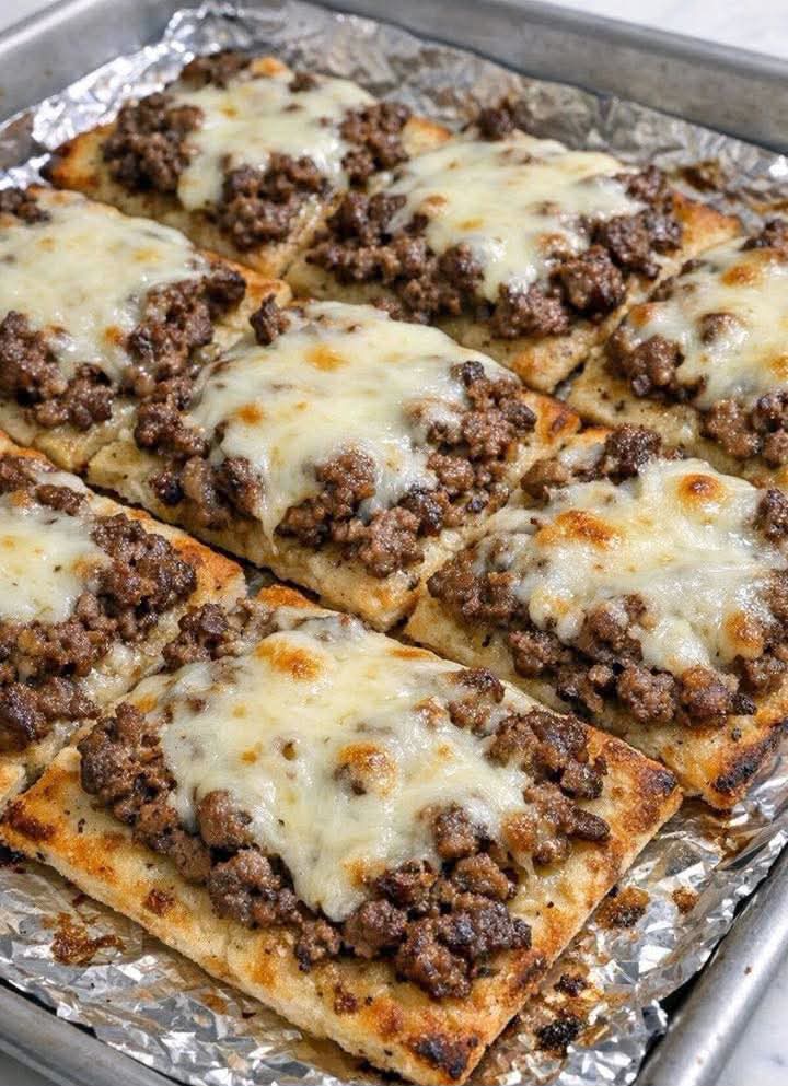 Oven Baked 4 Ingredient Beef Flatbread Squares: The Crispy, Cheesy, CrowdโPleasing Appetizer That Takes 20 Minutes