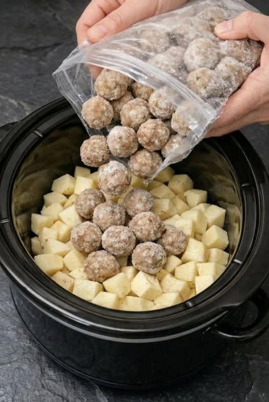 Dump Frozen Meatballs Over Raw Cubed Potatoes: The 5โIngredient Slow Cooker Meal That Disappears Fast